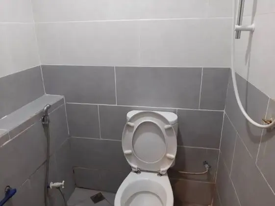 İki Ayrı Yataklı Oda, Ortak Banyo