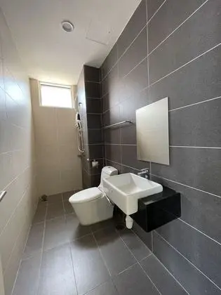 İki Ayrı Yataklı Oda, Ortak Banyo