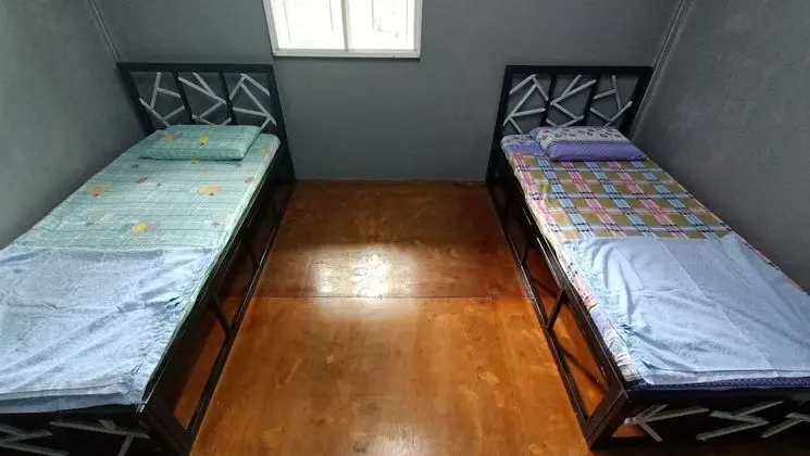 İki Ayrı Yataklı Oda, Ortak Banyo