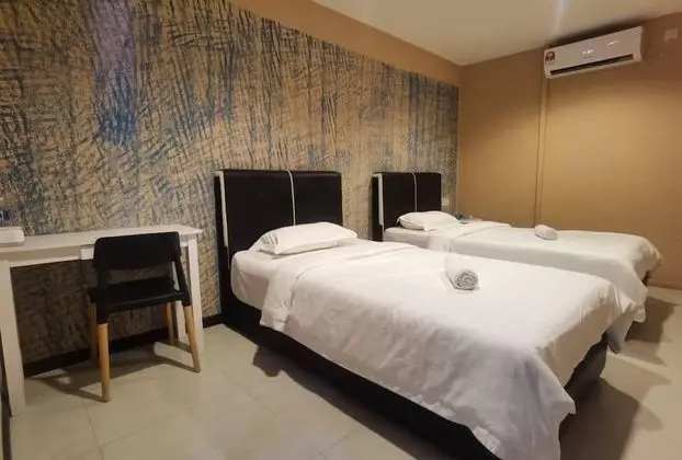 İki Ayrı Yataklı Oda, Ortak Banyo