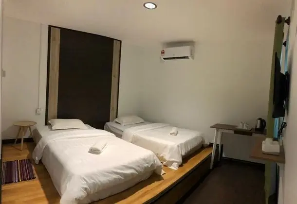 İki Ayrı Yataklı Oda, Ortak Banyo