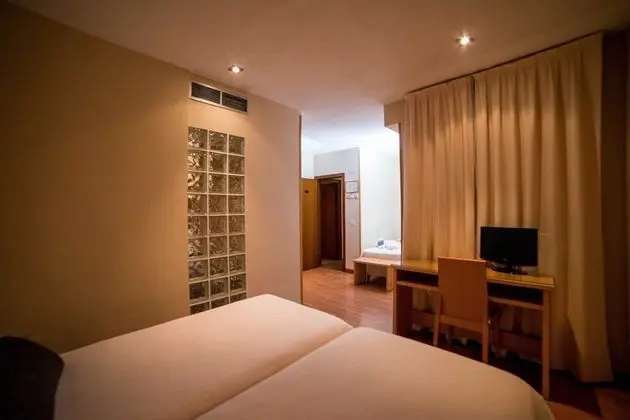 Üç Kişilik Oda
