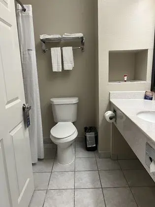 Oda, 2 Büyük (Queen) Boy Yatak, Engellilere Uygun, Sigara İçilmez (Mobility, Tub with Grab Bars)