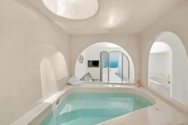 Honeymoon suite with private heated pool, interior hot tub & Sea View