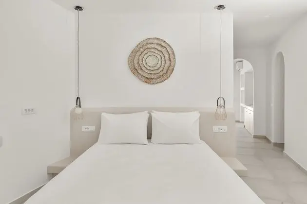 Honeymoon suite with private heated pool, interior hot tub & Sea View