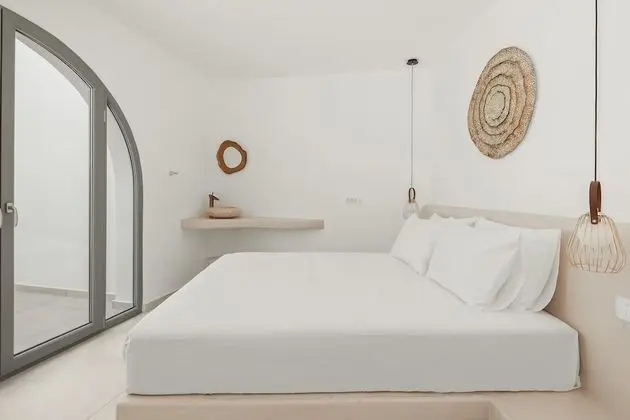 Honeymoon suite with private heated pool, interior hot tub & Sea View