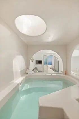 Honeymoon suite with private heated pool, interior hot tub & Sea View