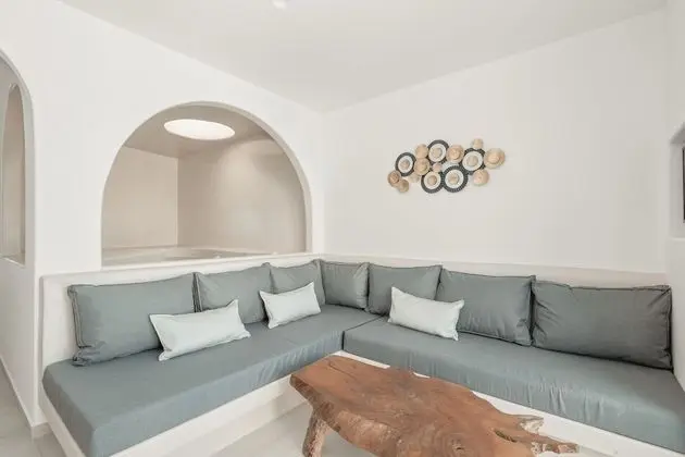 Honeymoon suite with private heated pool, interior hot tub & Sea View