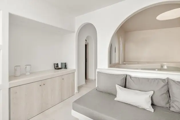 Honeymoon suite with private heated pool, interior hot tub & Sea View