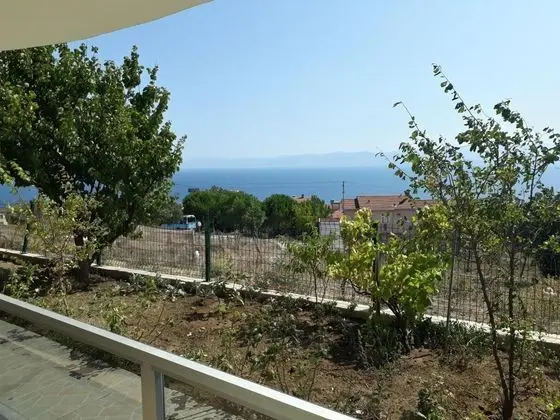 Daire-Zemin Kat, Bahçe Manzaralı, Balkonlu