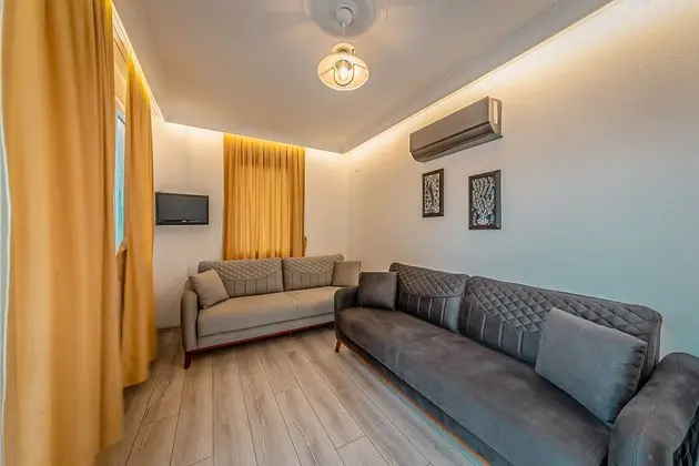 Özenle Dekore Edilmiş 12 Balkonlu Odamızla Hizmet Veren Tesisimizde; Salon, 2 Adet Açılır Kapanır Kanepe, Klima, Ayrı Yatak Odası ,duş, Wc, Televizyon, İnternet, Balkonlarda 4 Kişilik Masa Ve Sandalye Bulunmaktadır.