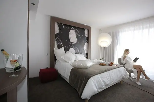 Luxury Oda