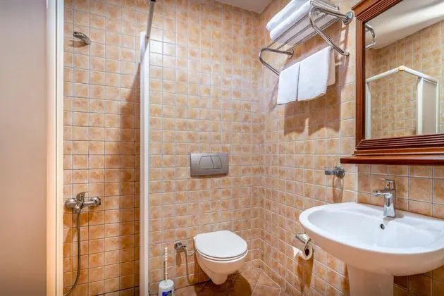 https://images.etstur.com/imgproxy/resize/2560x1440/files/images/hotelImages/etsrooms/676/Ozlem_Garden_20251204151959_4.jpg