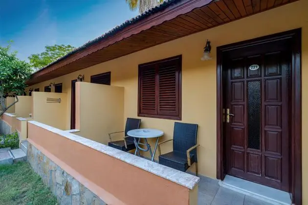 https://images.etstur.com/imgproxy/resize/2560x1440/files/images/hotelImages/etsrooms/676/Ozlem_Garden_20251204151959_5.jpg