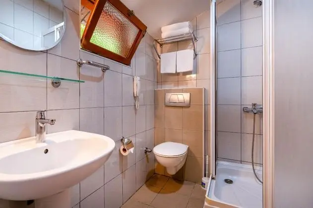 https://images.etstur.com/imgproxy/resize/2560x1440/files/images/hotelImages/etsrooms/676/Ozlem_Garden_20251204151959_8.jpg