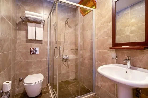https://images.etstur.com/imgproxy/resize/2560x1440/files/images/hotelImages/etsrooms/676/Ozlem_Garden_20251204152000_9.jpg