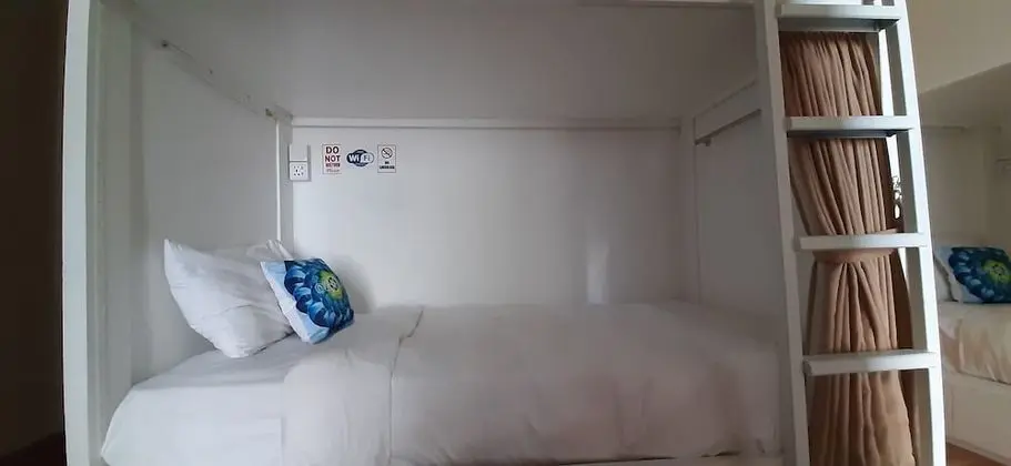 Standard Ortak Ranzalı Oda, Sadece kadınlar için, Havuz Manzaralı