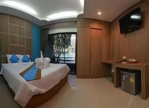 Deluxe Tek Büyük Yataklı Oda, Havuz Manzaralı