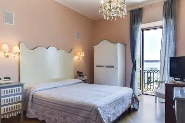 Tek Büyük veya İki Ayrı Yataklı Oda, Göl Manzaralı