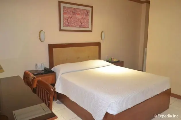 Deluxe Room, Smoking
