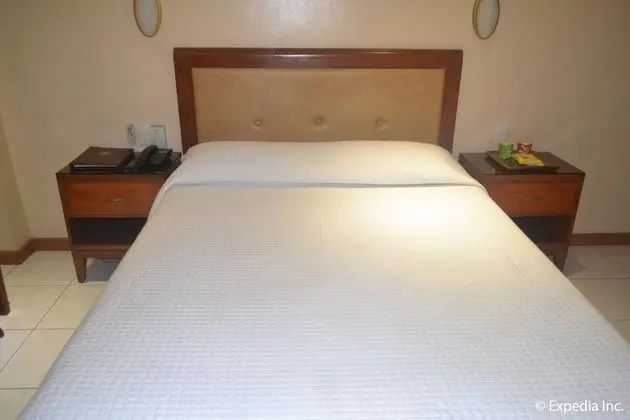Deluxe Room, Smoking
