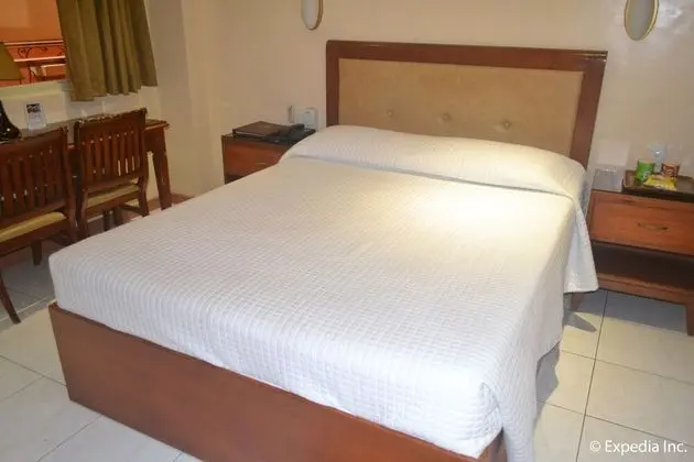 Deluxe Room, Smoking
