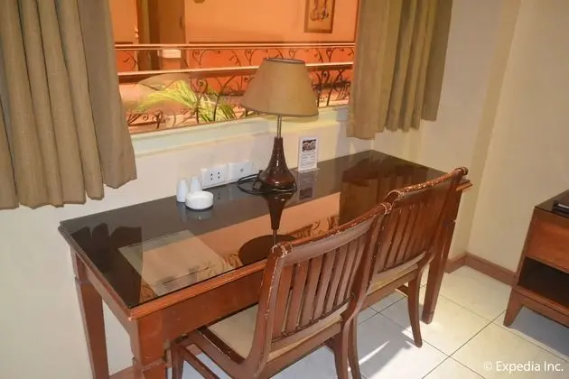 Deluxe Room, Smoking