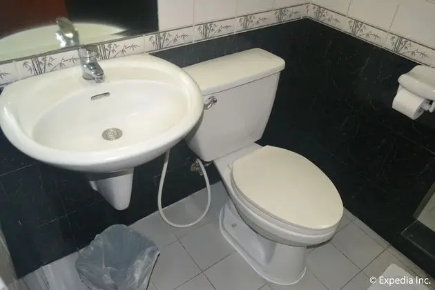 Deluxe Room, Smoking