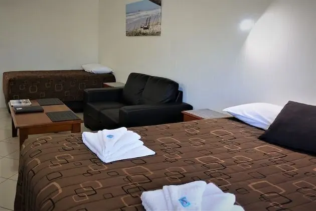Family Stüdyo (1 Queen and 2 Single Beds)
