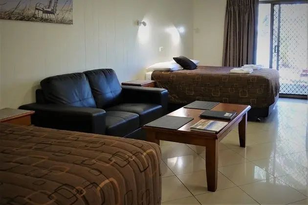 Family Stüdyo (1 Queen and 2 Single Beds)