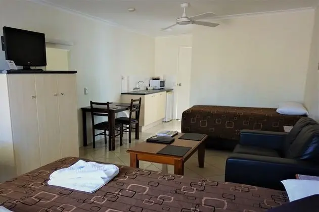 Family Stüdyo (1 Queen and 2 Single Beds)