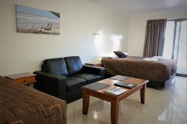Family Stüdyo (1 Queen and 2 Single Beds)