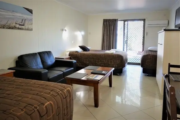 Family Stüdyo (1 Queen and 2 Single Beds)