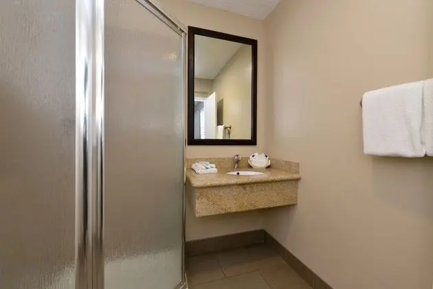 Standard Oda (2 King Beds)