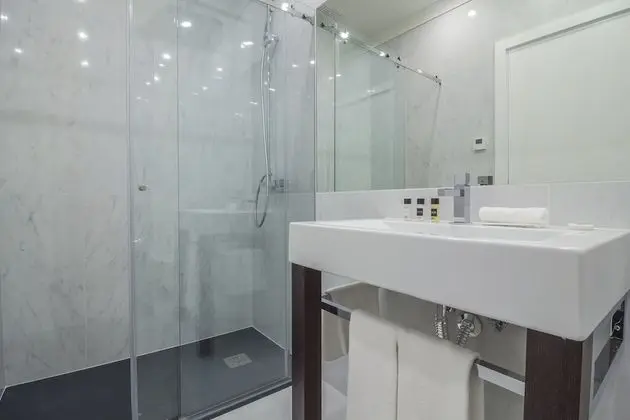 Standard Tek Büyük Yataklı Oda, Banyolu/Duşlu