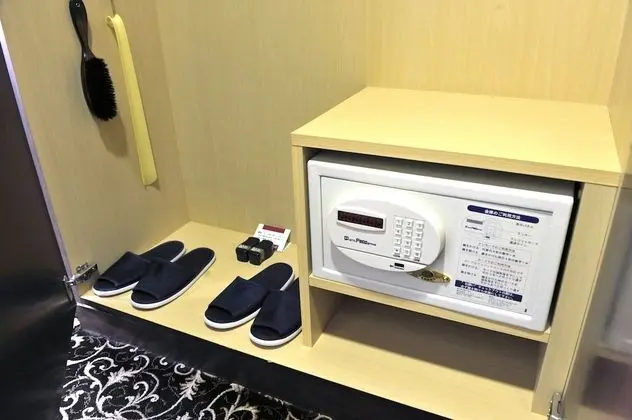Üç Kişilik Oda, Sigara İçilmez
