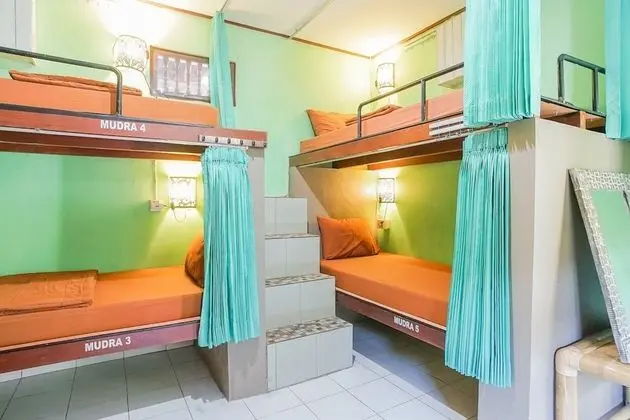 Standard 6-Bed Mixed Dormitory Room