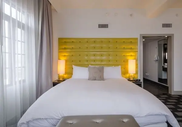 Bir En Büyük (King) Boy Yataklı (Maverick Room)