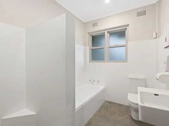 Oda, 1 Büyük (Queen) Boy Yatak, Ortak Banyo