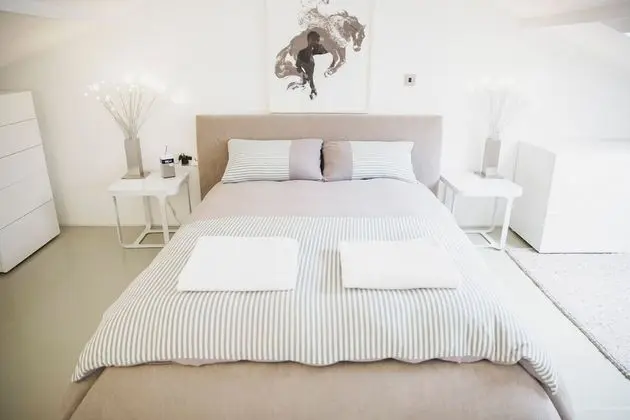 Super Deluxe Two Bedroom Loft Apartment (The While Loft)