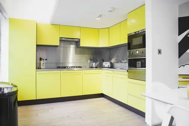 Super Deluxe Two Bedroom Loft Apartment (The While Loft)