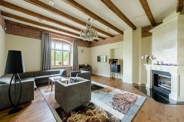 Apartment in the Palace with a view of the lake