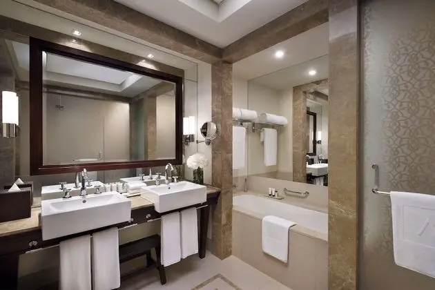 Diplomatic Suite, Lake View
