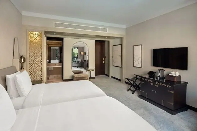 Palace Room, Lake View