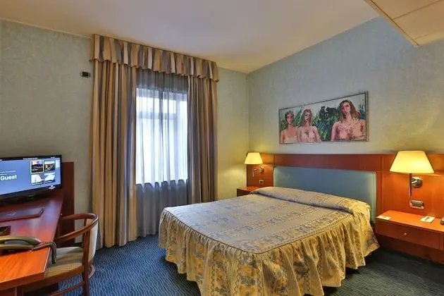 Büyük Yataklı Tek Kişilik Oda