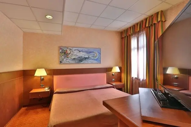 Büyük Yataklı Tek Kişilik Oda