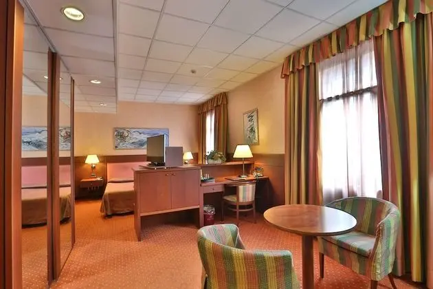 Büyük Yataklı Tek Kişilik Oda