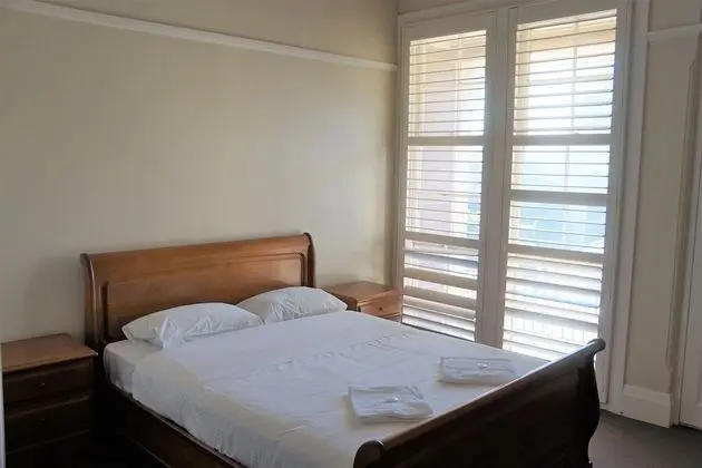 Traditional Tek Büyük Yataklı Oda