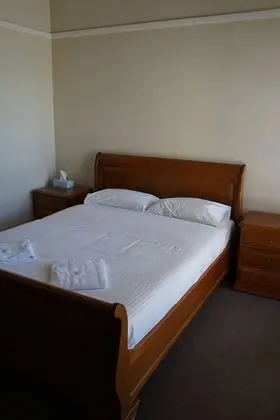 Traditional Tek Büyük Yataklı Oda
