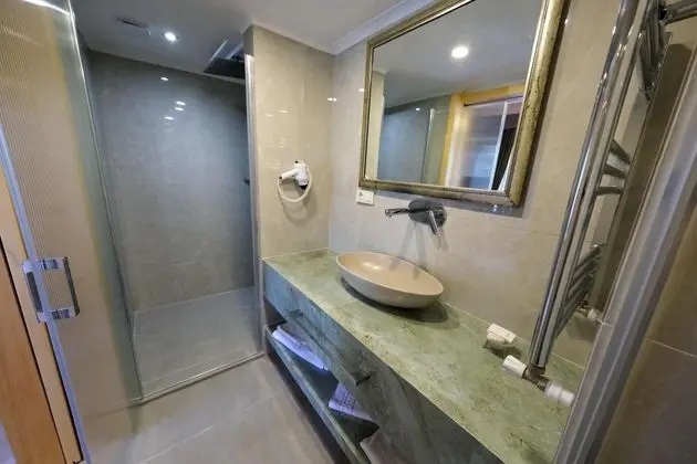 https://images.odamax.com/img/1920x1080/odamax/image/upload/Palace_Hotel_Olive_Odore_202606291425102_suit_ve_taerasl_.jpg